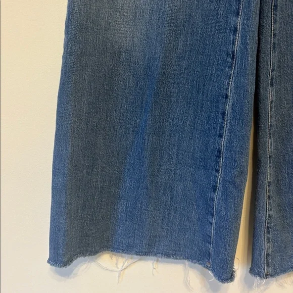 GOOD AMERICAN WIDE LEG FRAY BOTTOM JEANS- size 24 - Picture 4 of 8
